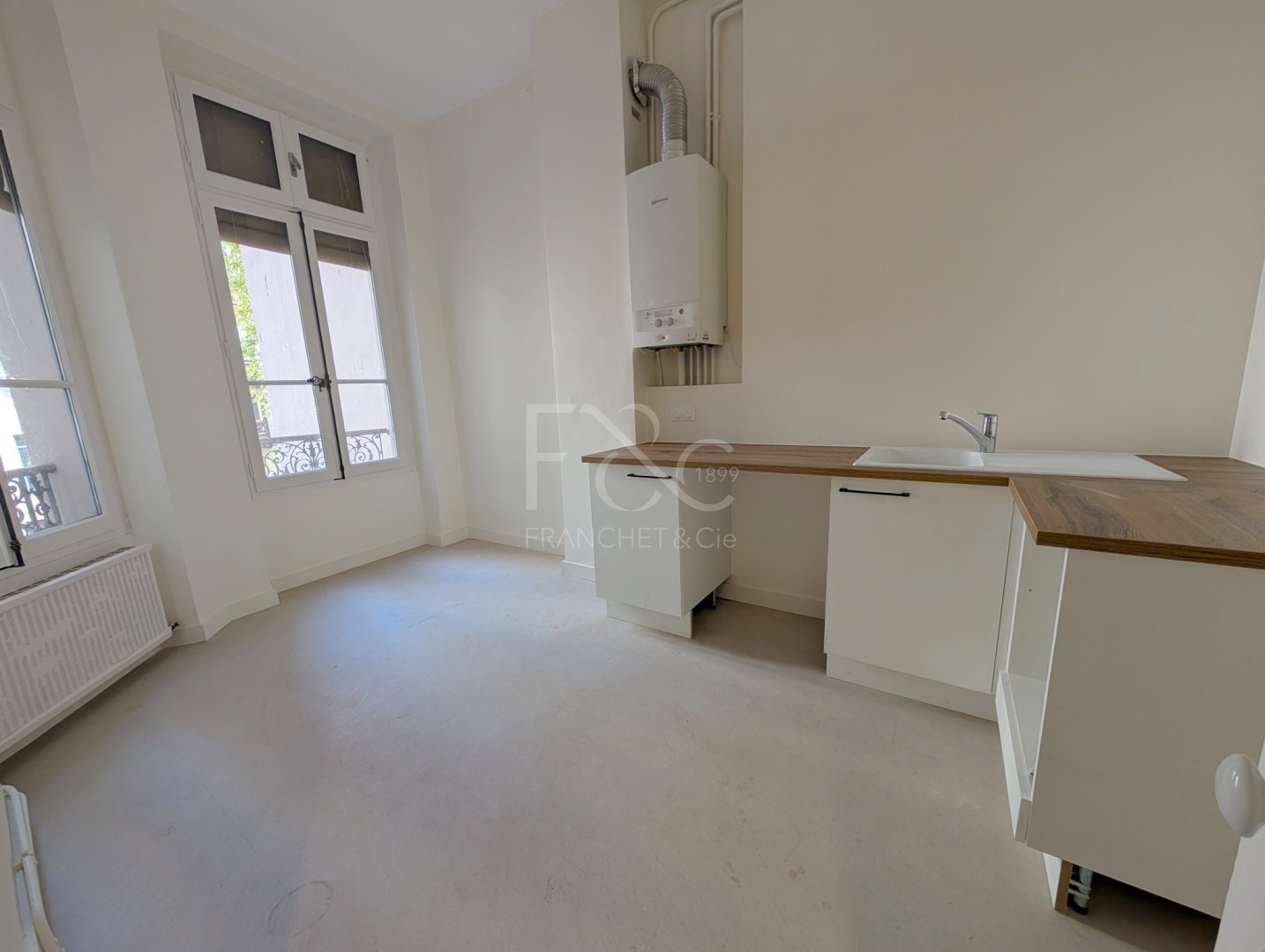 APPARTEMENT T3 A LOUER - LYON 6EME ARRONDISSEMENT - 87.43 m2 - 1 421 &euro; charges comprises par mois