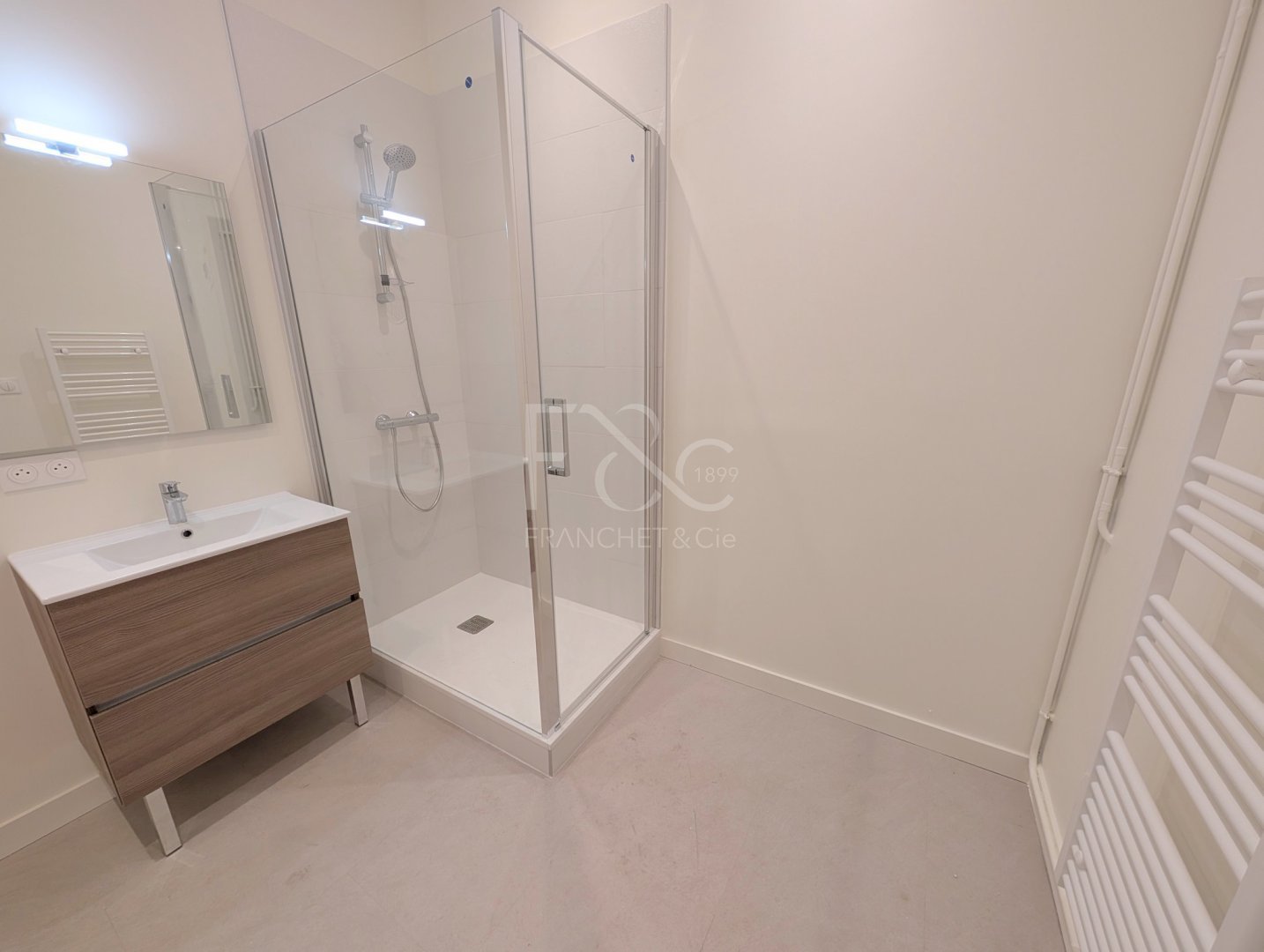 APPARTEMENT T3 A LOUER - LYON 6EME ARRONDISSEMENT - 87.43 m2 - 1 421 &euro; charges comprises par mois
