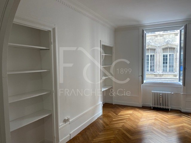 APPARTEMENT T3 A LOUER - LYON 6EME ARRONDISSEMENT - 72.77 m2 - 1 380 &euro; charges comprises par mois
