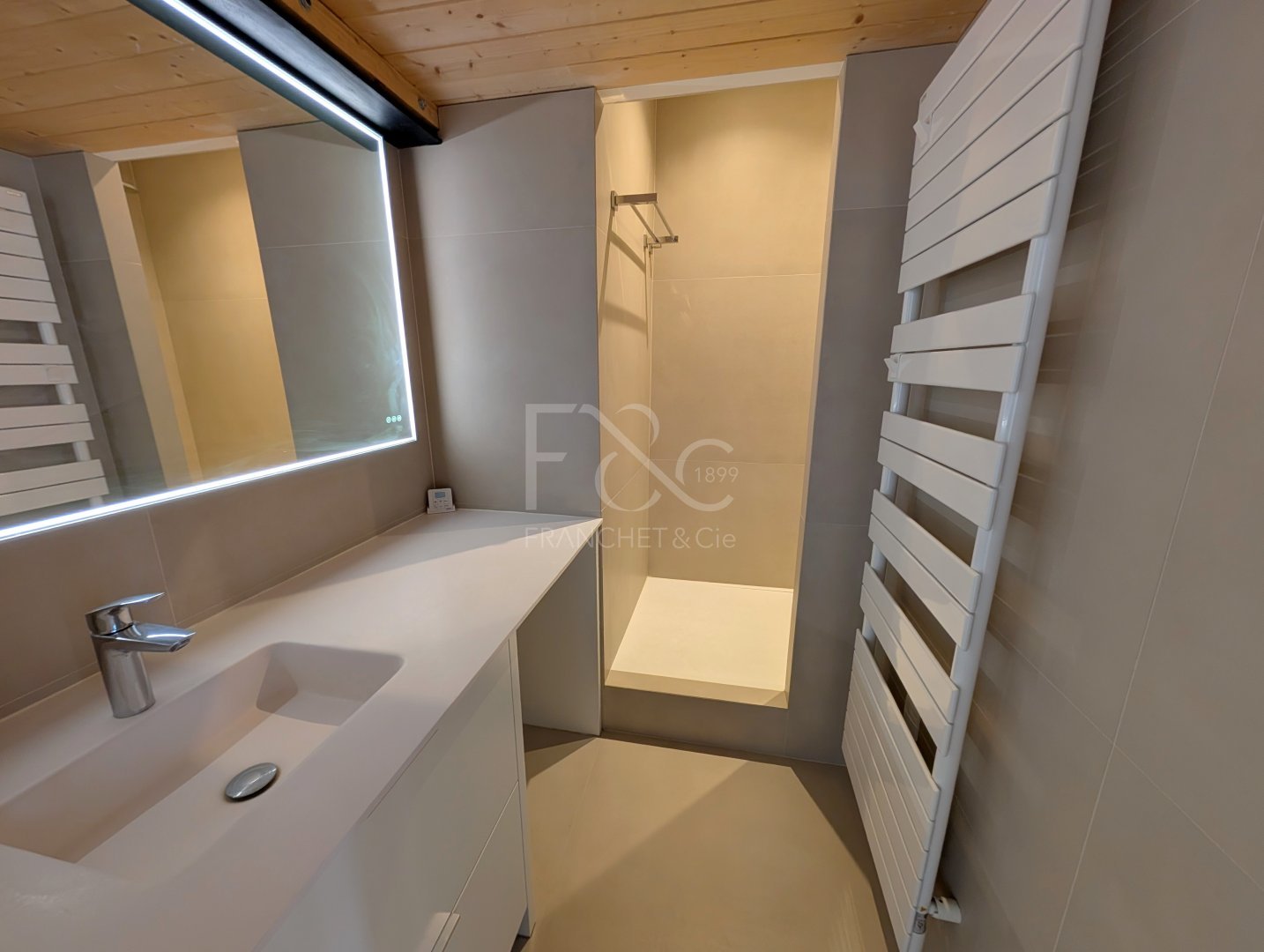 APPARTEMENT T3 A LOUER - LYON 6EME ARRONDISSEMENT - 59.54 m2 - 1 680 &euro; charges comprises par mois