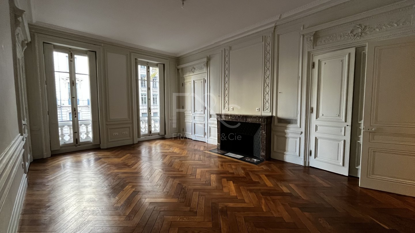 APPARTEMENT T3 A LOUER - LYON 6EME ARRONDISSEMENT - 118.04 m2 - 1910€ charges comprises par mois