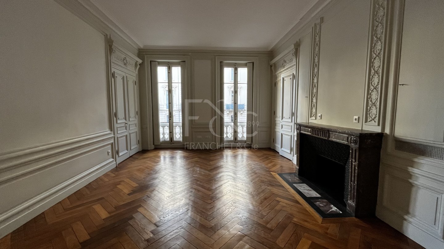 APPARTEMENT T3 A LOUER - LYON 6EME ARRONDISSEMENT - 118.04 m2 - 1910€ charges comprises par mois