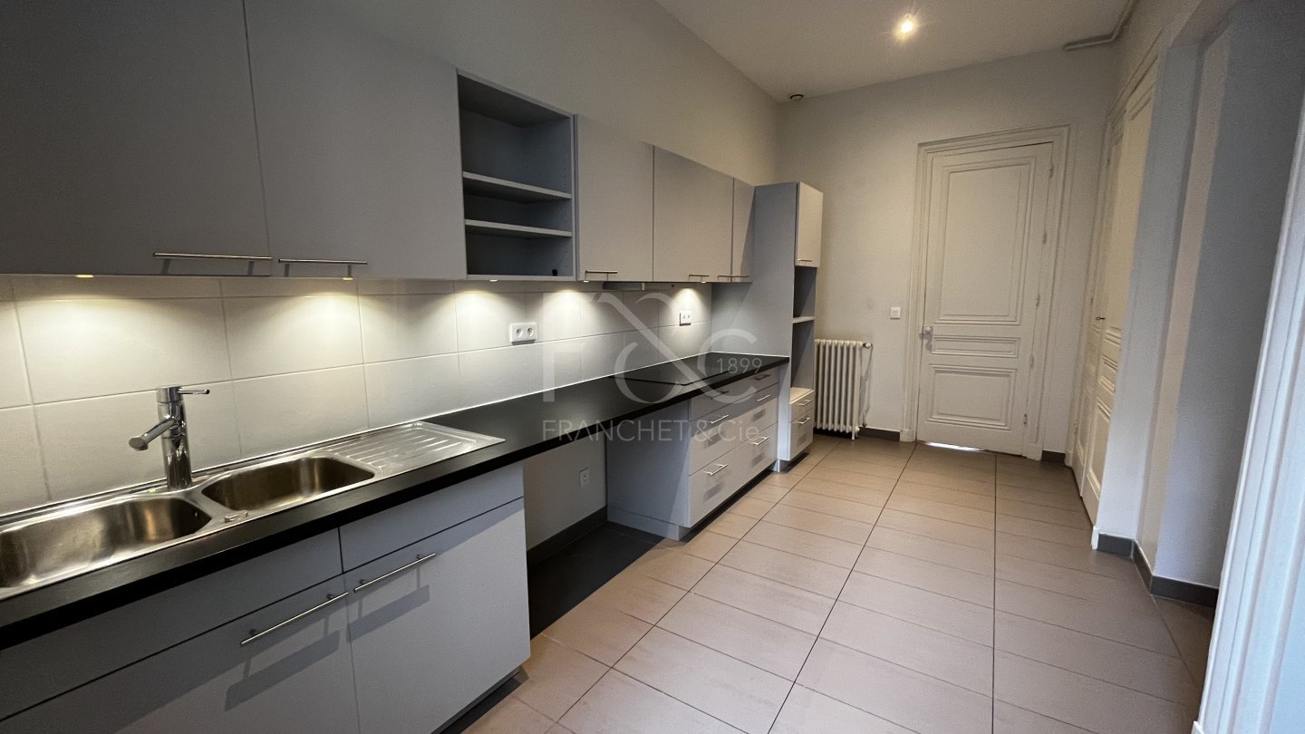 APPARTEMENT T3 A LOUER - LYON 6EME ARRONDISSEMENT - 118.04 m2 - 1910€ charges comprises par mois