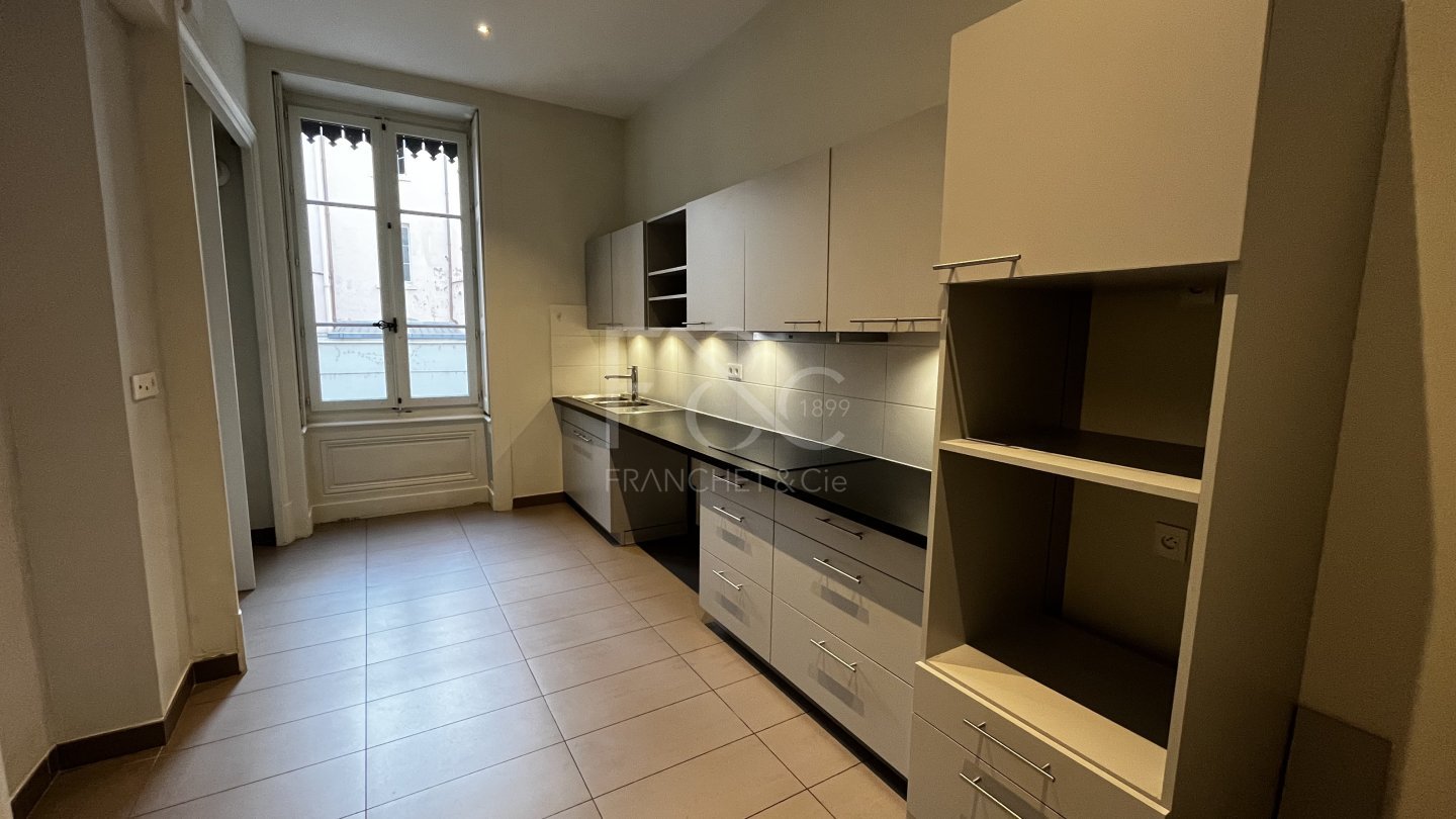 APPARTEMENT T3 A LOUER - LYON 6EME ARRONDISSEMENT - 118.04 m2 - 1910€ charges comprises par mois