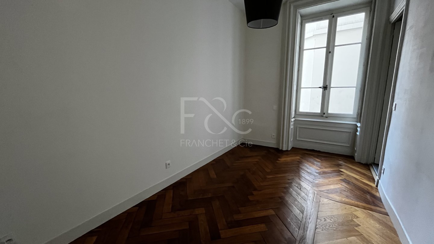 APPARTEMENT T3 A LOUER - LYON 6EME ARRONDISSEMENT - 118.04 m2 - 1910€ charges comprises par mois