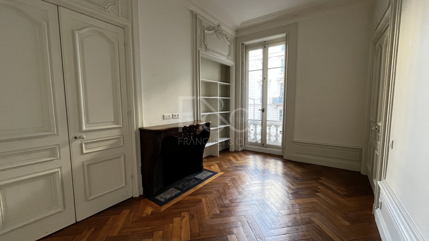 APPARTEMENT T3 A LOUER - LYON 6EME ARRONDISSEMENT - 118.04 m2 - 1910€ charges comprises par mois