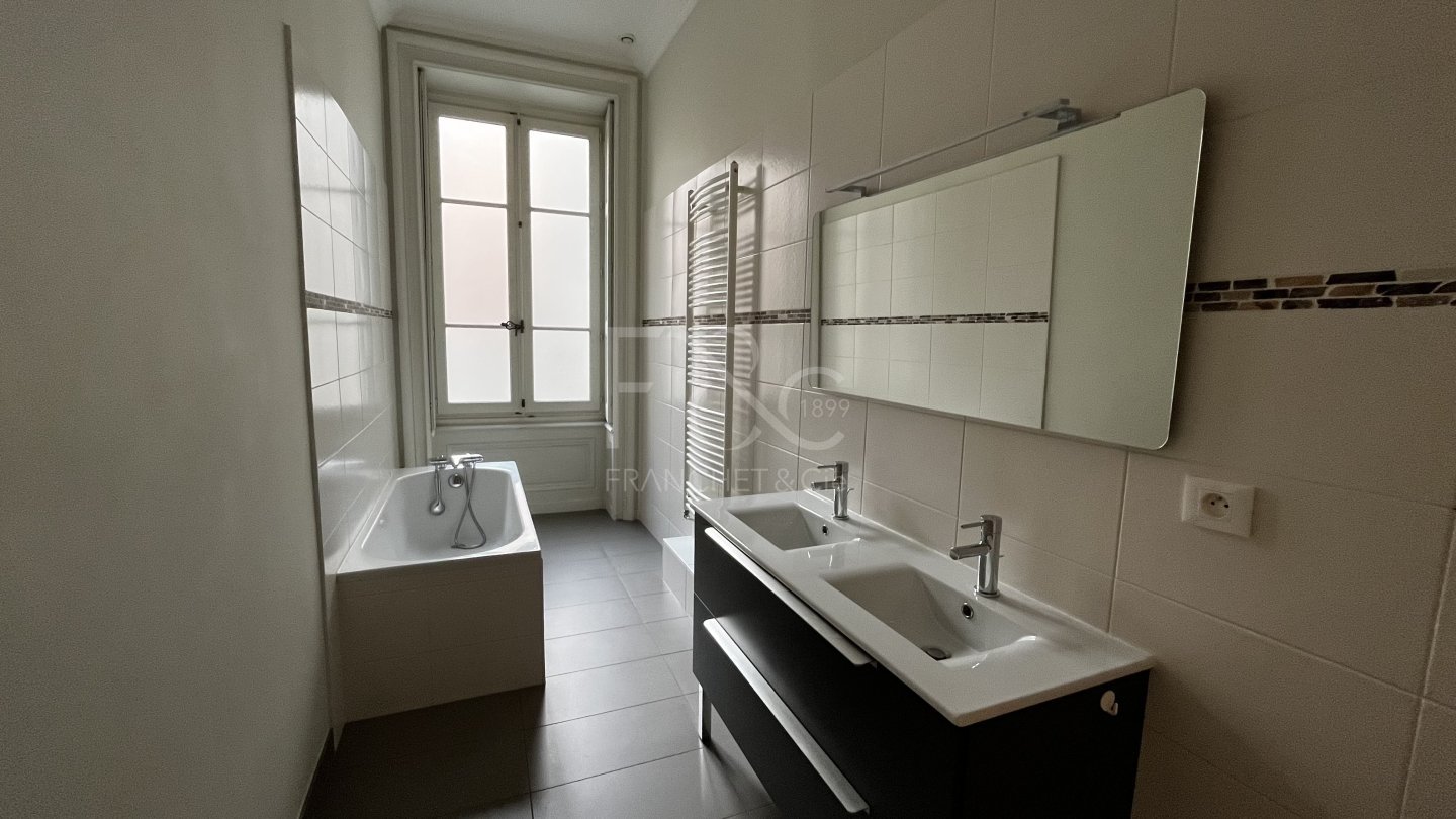 APPARTEMENT T3 A LOUER - LYON 6EME ARRONDISSEMENT - 118.04 m2 - 1910€ charges comprises par mois