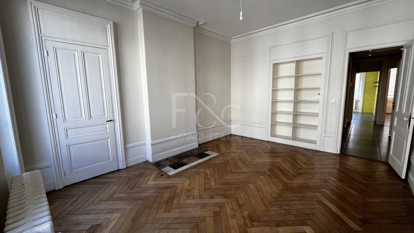 APPARTEMENT T3 A LOUER - LYON 7EME ARRONDISSEMENT - 88.48 m2 - 1 341 &euro; charges comprises par mois