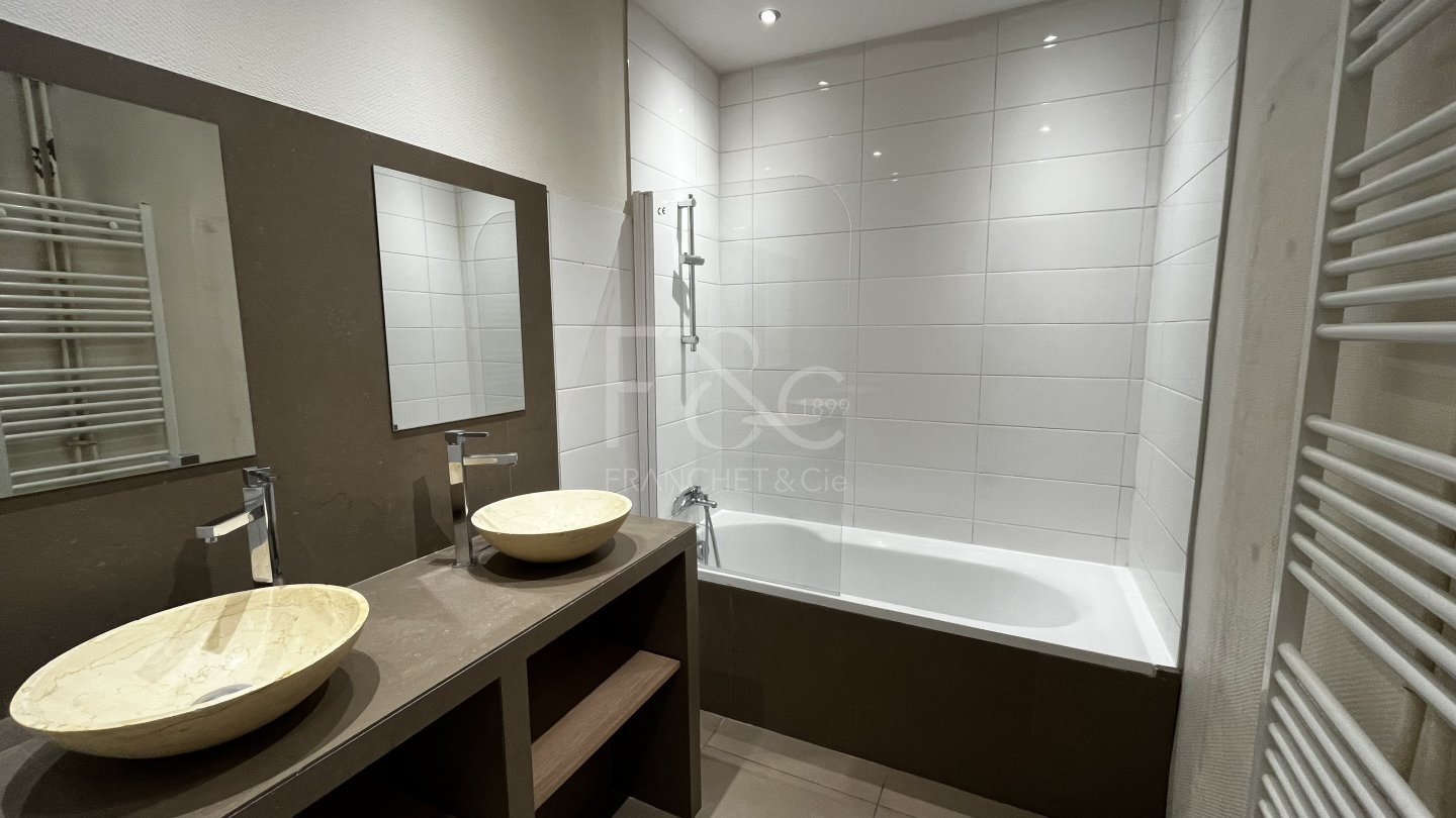 APPARTEMENT T3 A LOUER - LYON 7EME ARRONDISSEMENT - 88.48 m2 - 1 341 &euro; charges comprises par mois