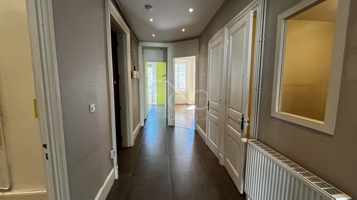APPARTEMENT T3 A LOUER - LYON 7EME ARRONDISSEMENT - 88.48 m2 - 1 341 &euro; charges comprises par mois