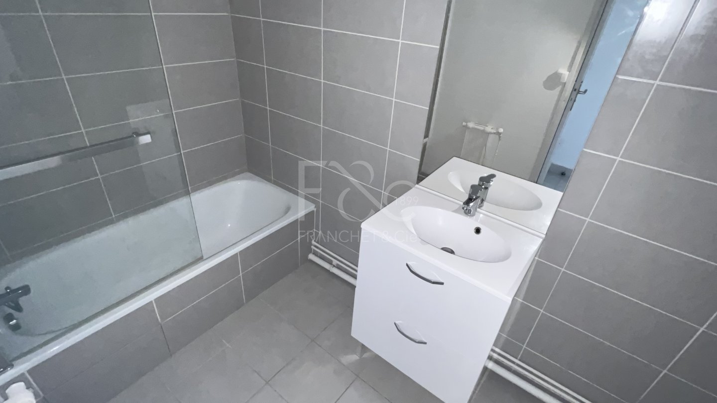 APPARTEMENT T3 A LOUER - LYON 7EME ARRONDISSEMENT - 64.97 m2 - 895 &euro; charges comprises par mois