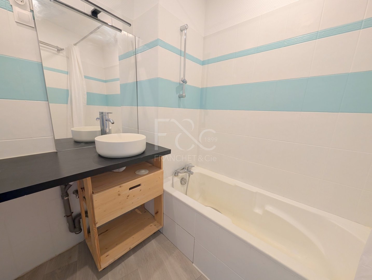 APPARTEMENT T3 A LOUER - LYON 7EME ARRONDISSEMENT - 50.59 m2 - 835 &euro; charges comprises par mois