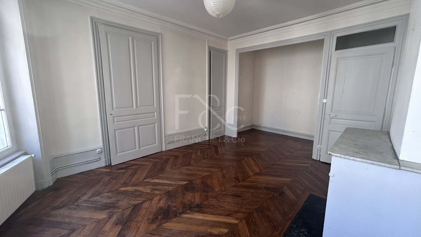 APPARTEMENT T3 A LOUER - LYON 7EME ARRONDISSEMENT - 75.57 m2 - 1 080 &euro; charges comprises par mois