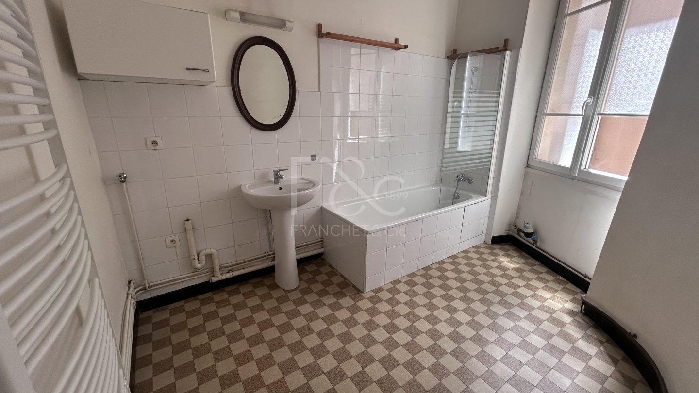 APPARTEMENT T3 A LOUER - LYON 7EME ARRONDISSEMENT - 75.57 m2 - 1 080 &euro; charges comprises par mois