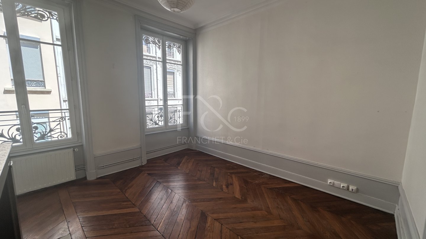 APPARTEMENT T3 A LOUER - LYON 7EME ARRONDISSEMENT - 75.57 m2 - 1 080 &euro; charges comprises par mois
