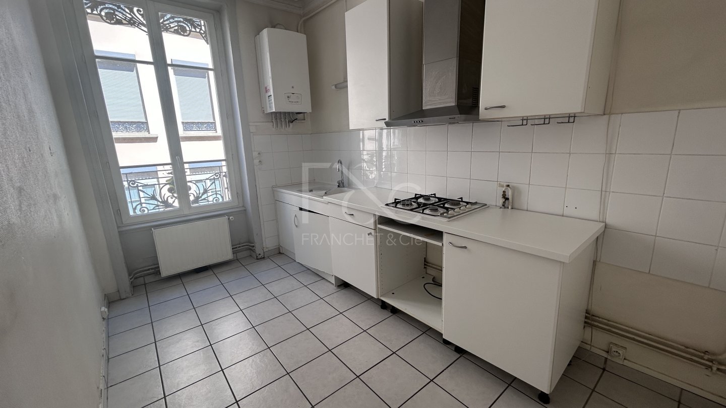 APPARTEMENT T3 A LOUER - LYON 7EME ARRONDISSEMENT - 75.57 m2 - 1 080 &euro; charges comprises par mois