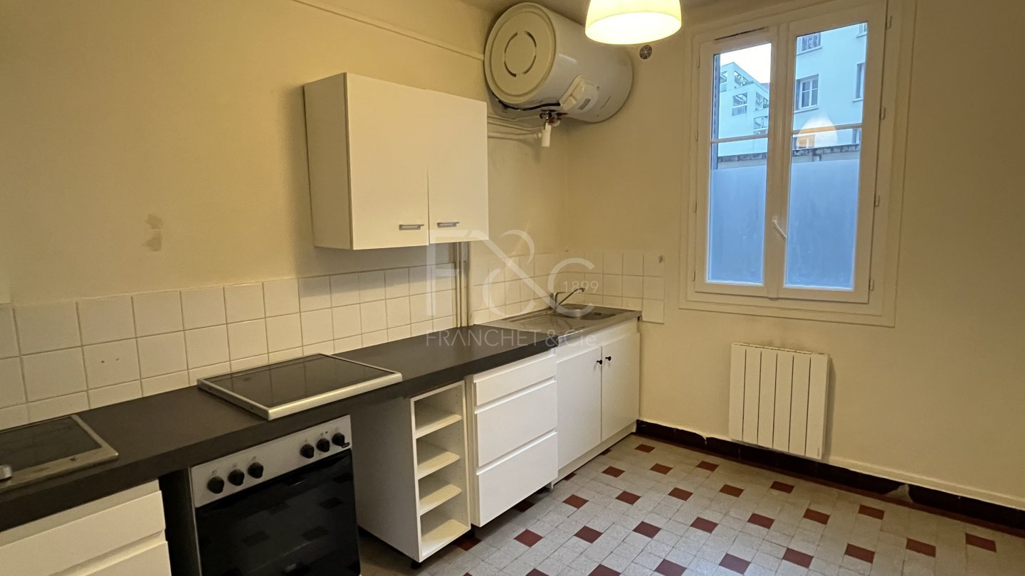 APPARTEMENT T3 A LOUER - LYON 7EME ARRONDISSEMENT - 54.5 m2 - 722 &euro; charges comprises par mois