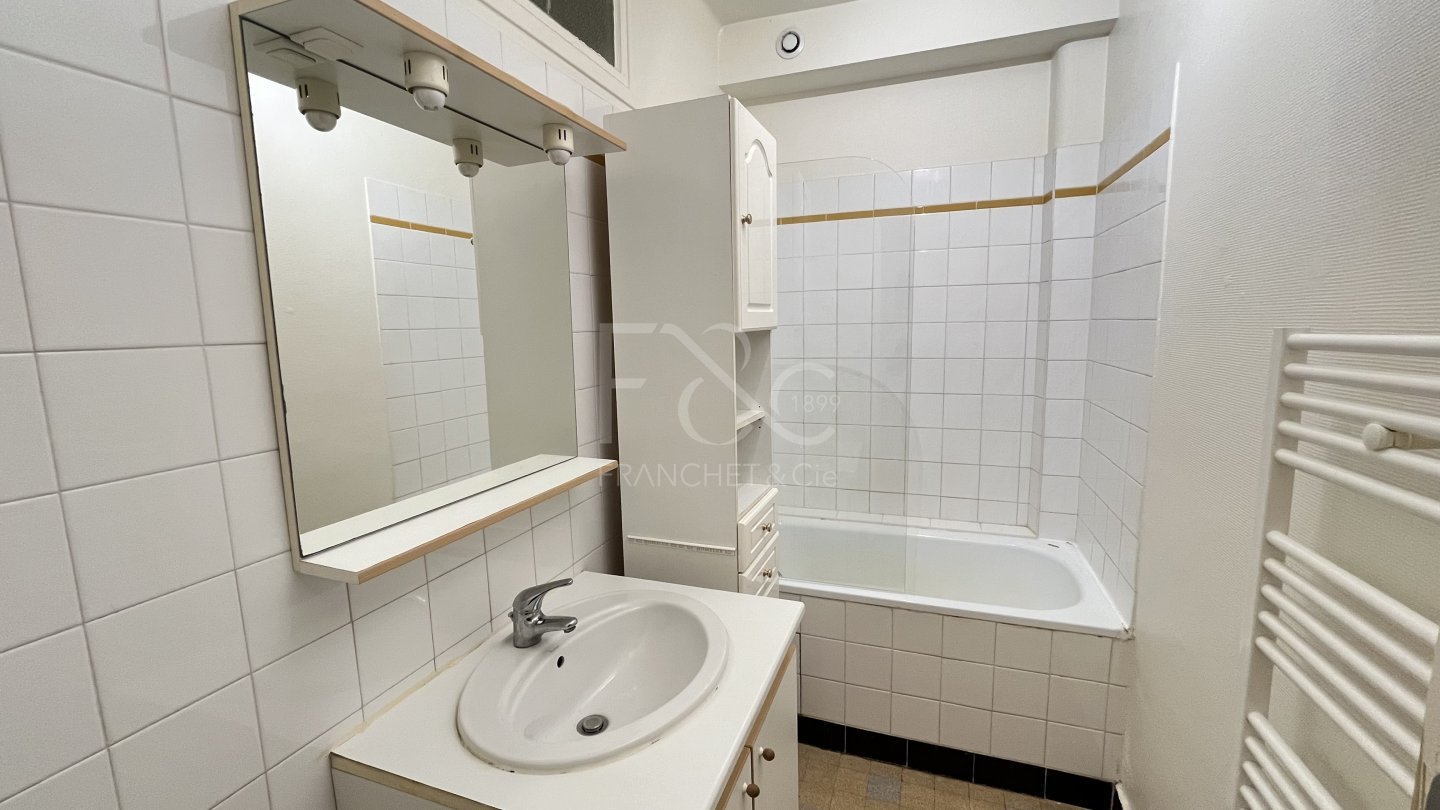 APPARTEMENT T3 A LOUER - LYON 7EME ARRONDISSEMENT - 54.5 m2 - 722 &euro; charges comprises par mois