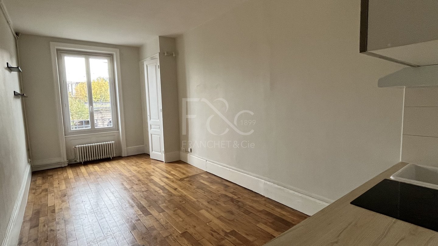 APPARTEMENT T3 A LOUER - LYON 7EME ARRONDISSEMENT - 54.84 m2 - 897 &euro; charges comprises par mois