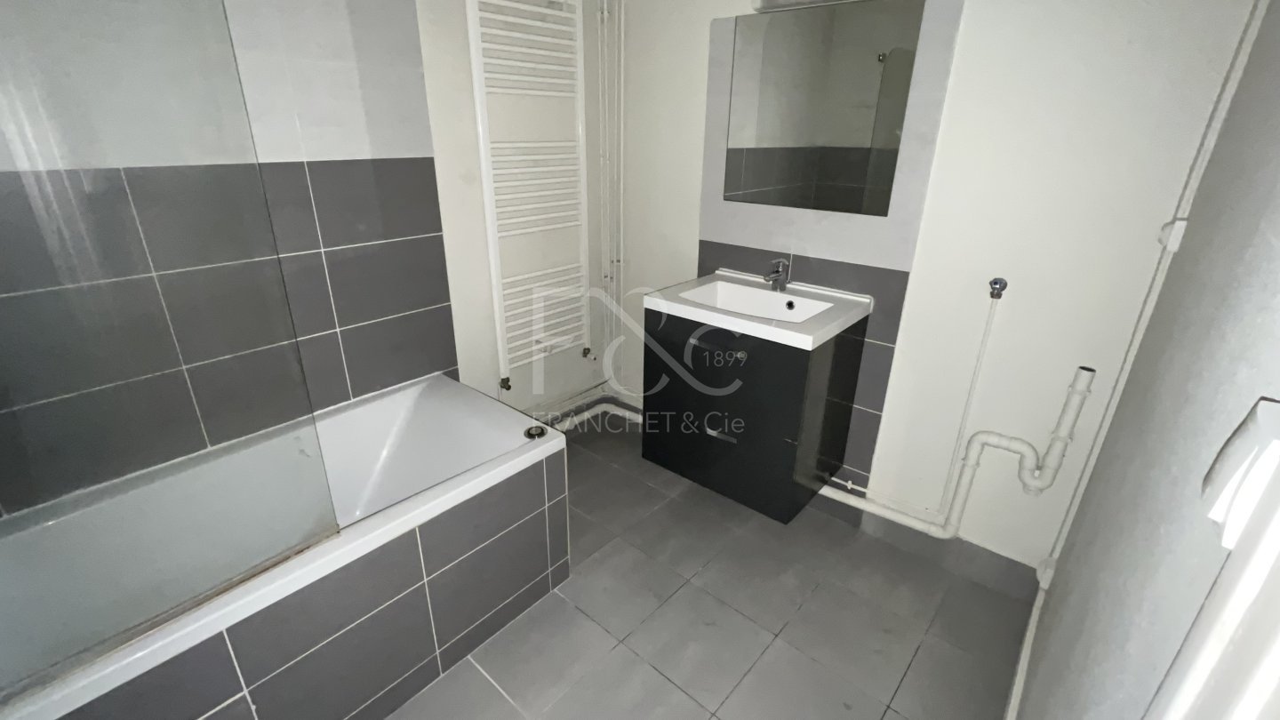 APPARTEMENT T3 A LOUER - LYON 7EME ARRONDISSEMENT - 54.84 m2 - 897 &euro; charges comprises par mois