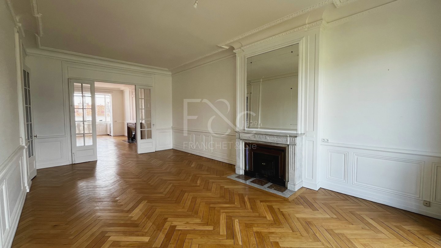 APPARTEMENT T3 A LOUER - LYON 7EME ARRONDISSEMENT - 125.82 m2 - 1800€ charges comprises par mois