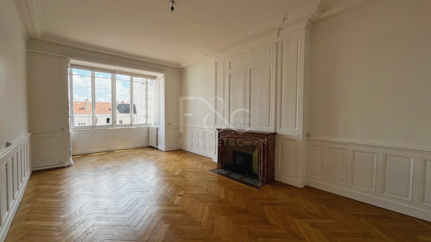 APPARTEMENT T3 A LOUER - LYON 7EME ARRONDISSEMENT - 125.82 m2 - 1800€ charges comprises par mois