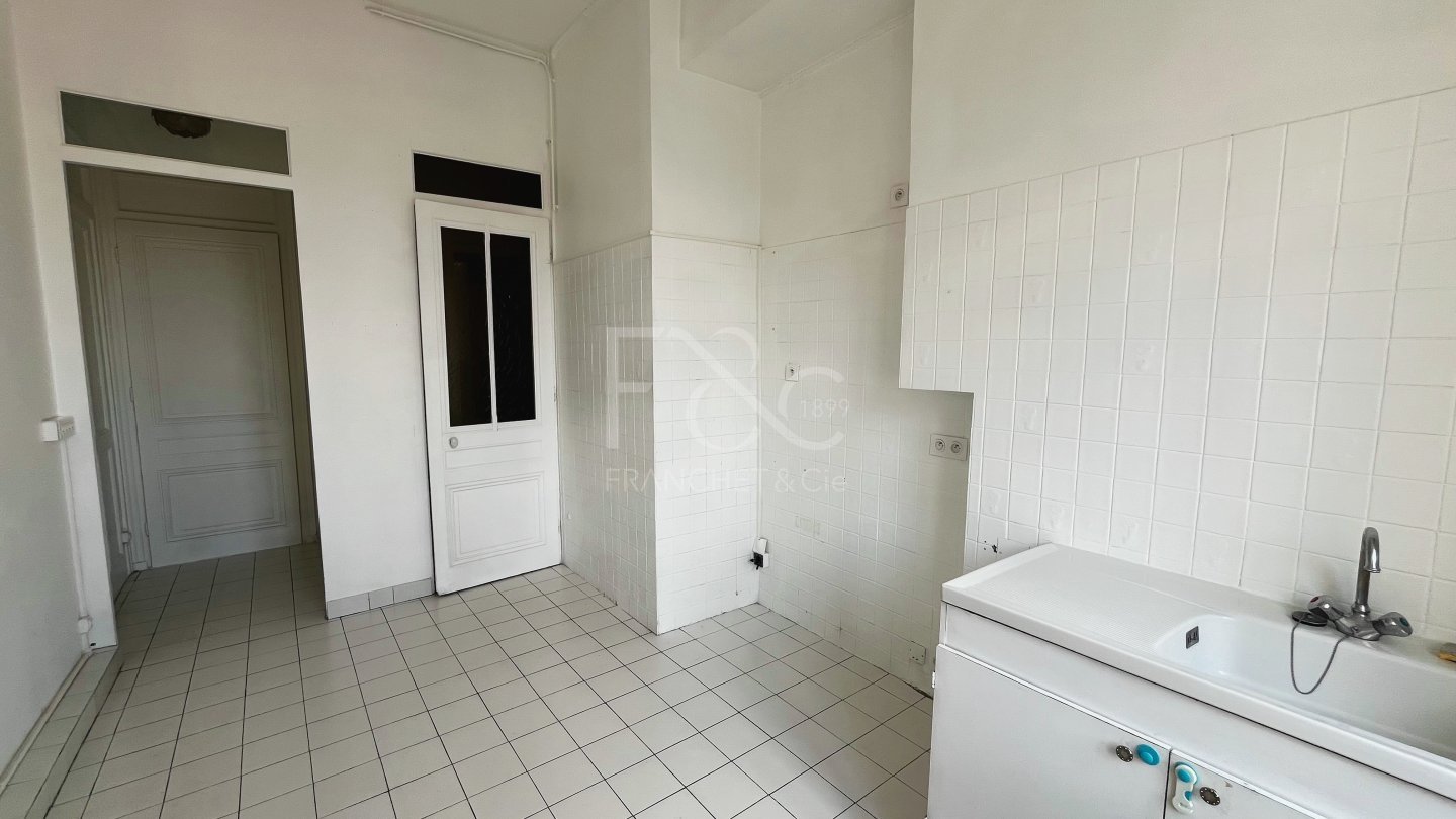 APPARTEMENT T3 A LOUER - LYON 7EME ARRONDISSEMENT - 125.82 m2 - 1800€ charges comprises par mois