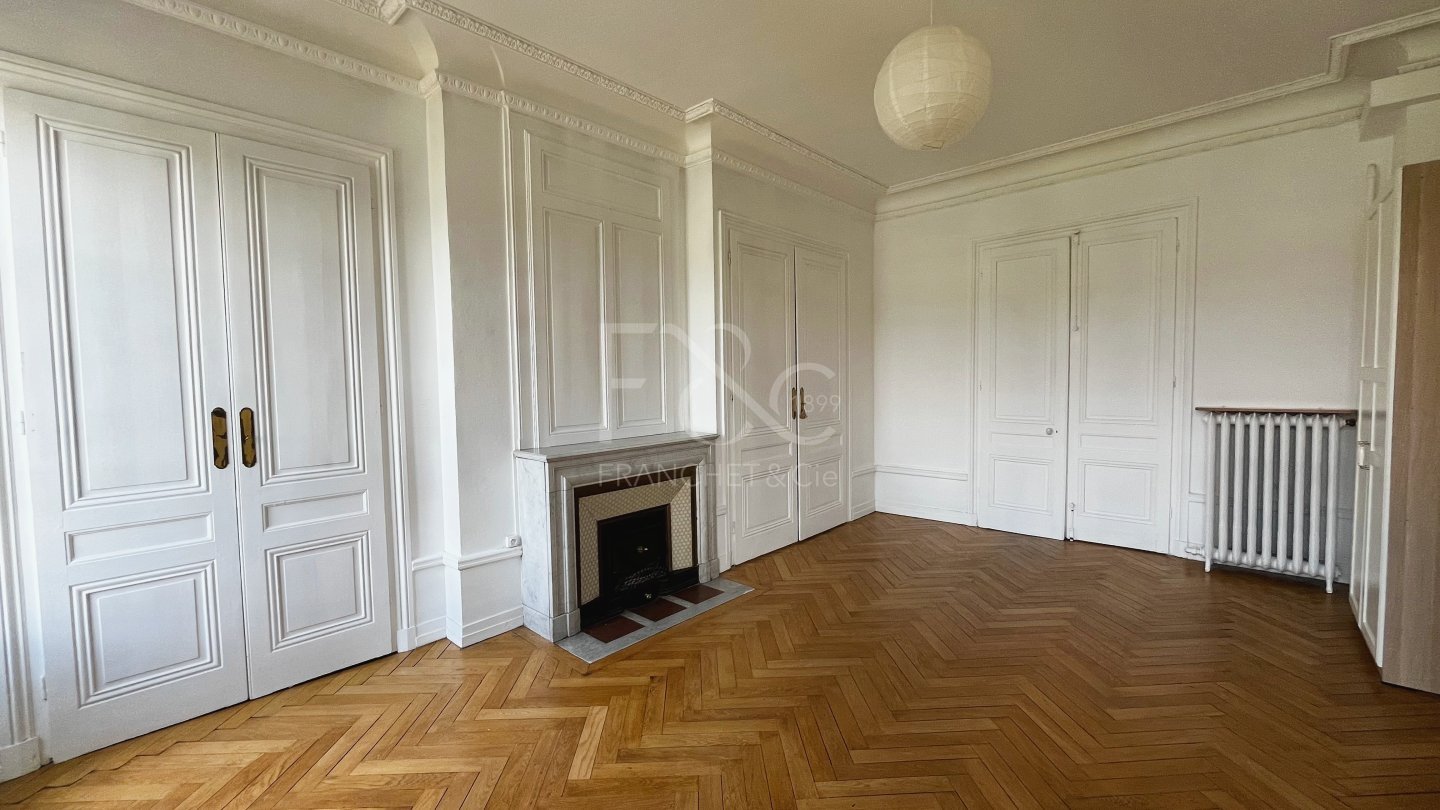 APPARTEMENT T3 A LOUER - LYON 7EME ARRONDISSEMENT - 125.82 m2 - 1800€ charges comprises par mois