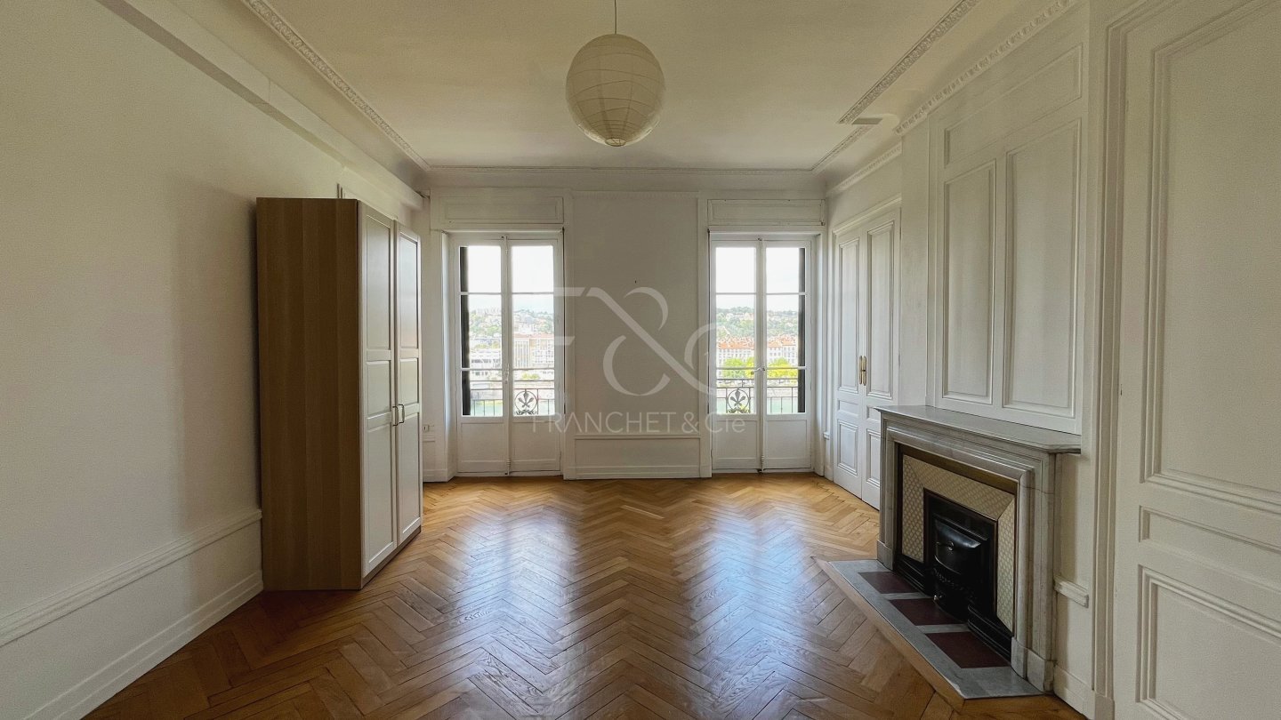 APPARTEMENT T3 A LOUER - LYON 7EME ARRONDISSEMENT - 125.82 m2 - 1800€ charges comprises par mois