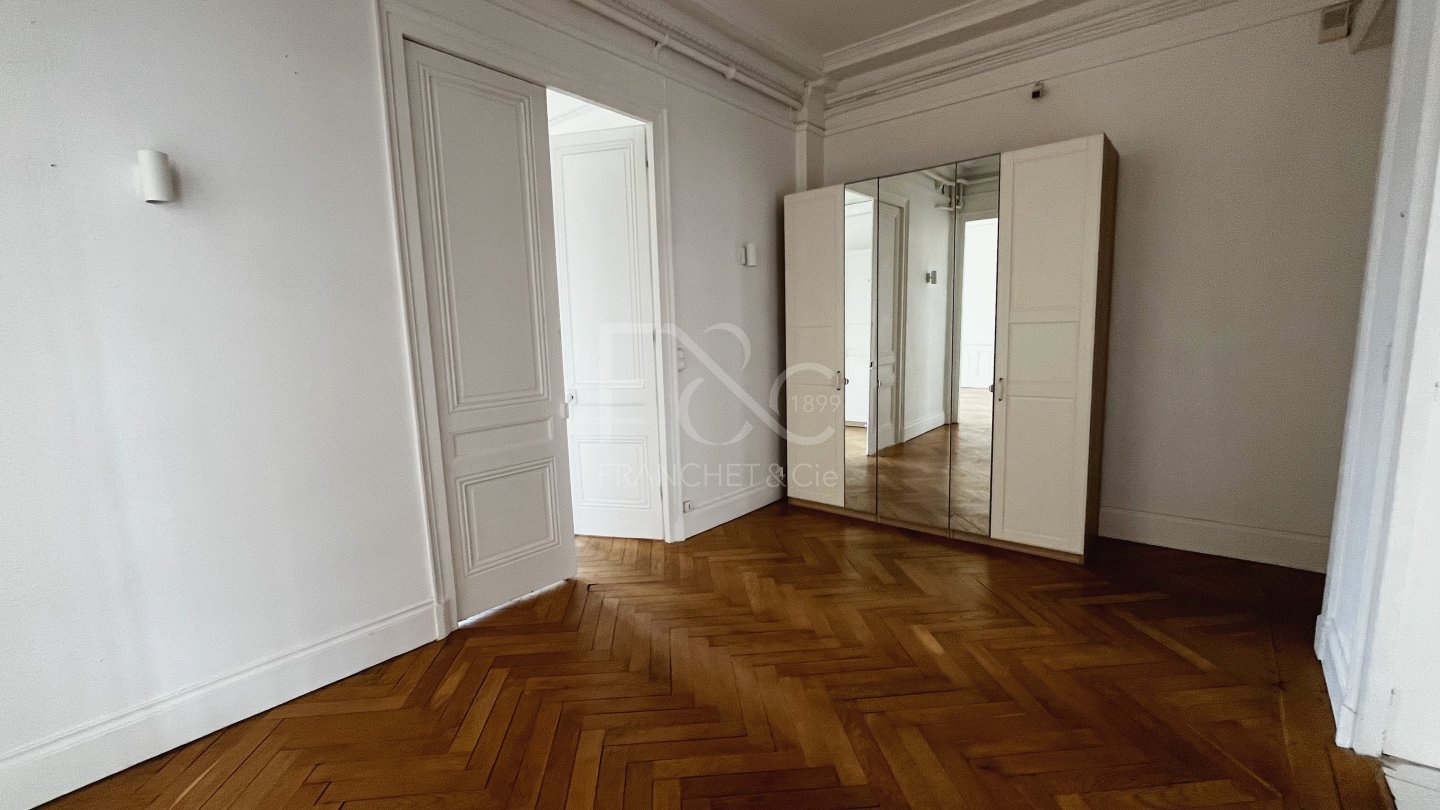 APPARTEMENT T3 A LOUER - LYON 7EME ARRONDISSEMENT - 125.82 m2 - 1800€ charges comprises par mois