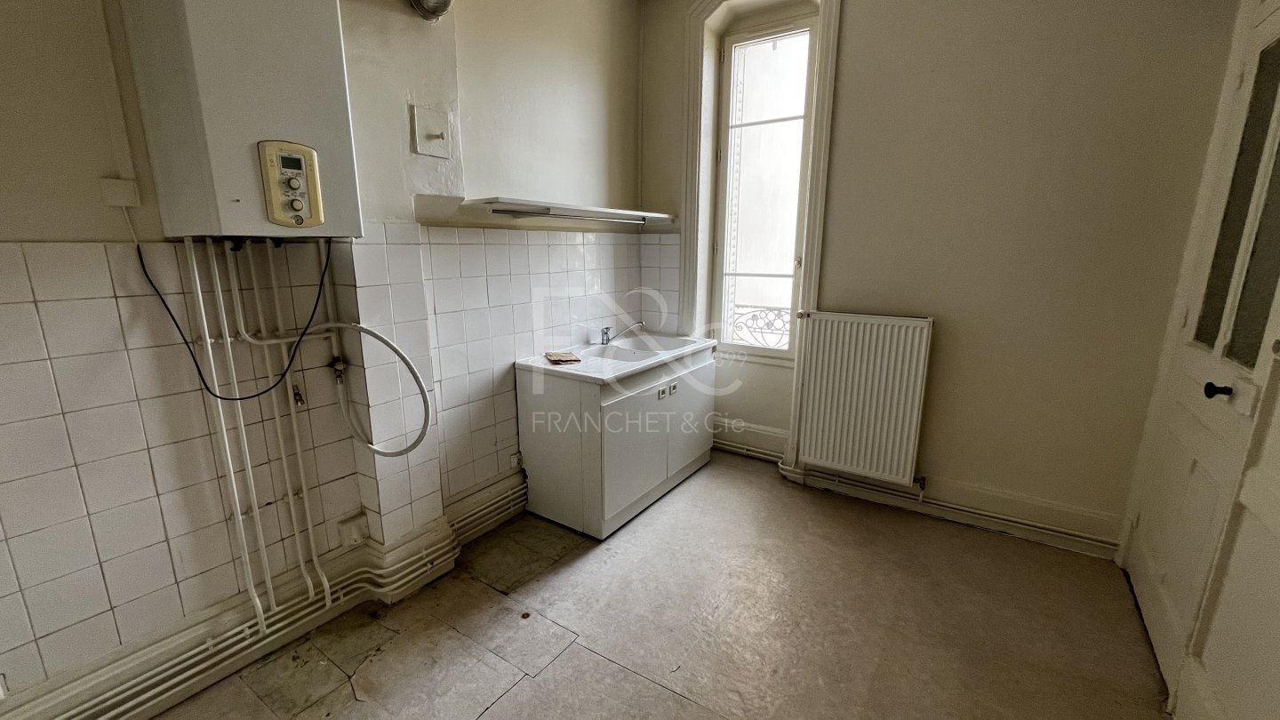 APPARTEMENT T3 A LOUER - LYON 7EME ARRONDISSEMENT - 72.85 m2 - 880€ charges comprises par mois