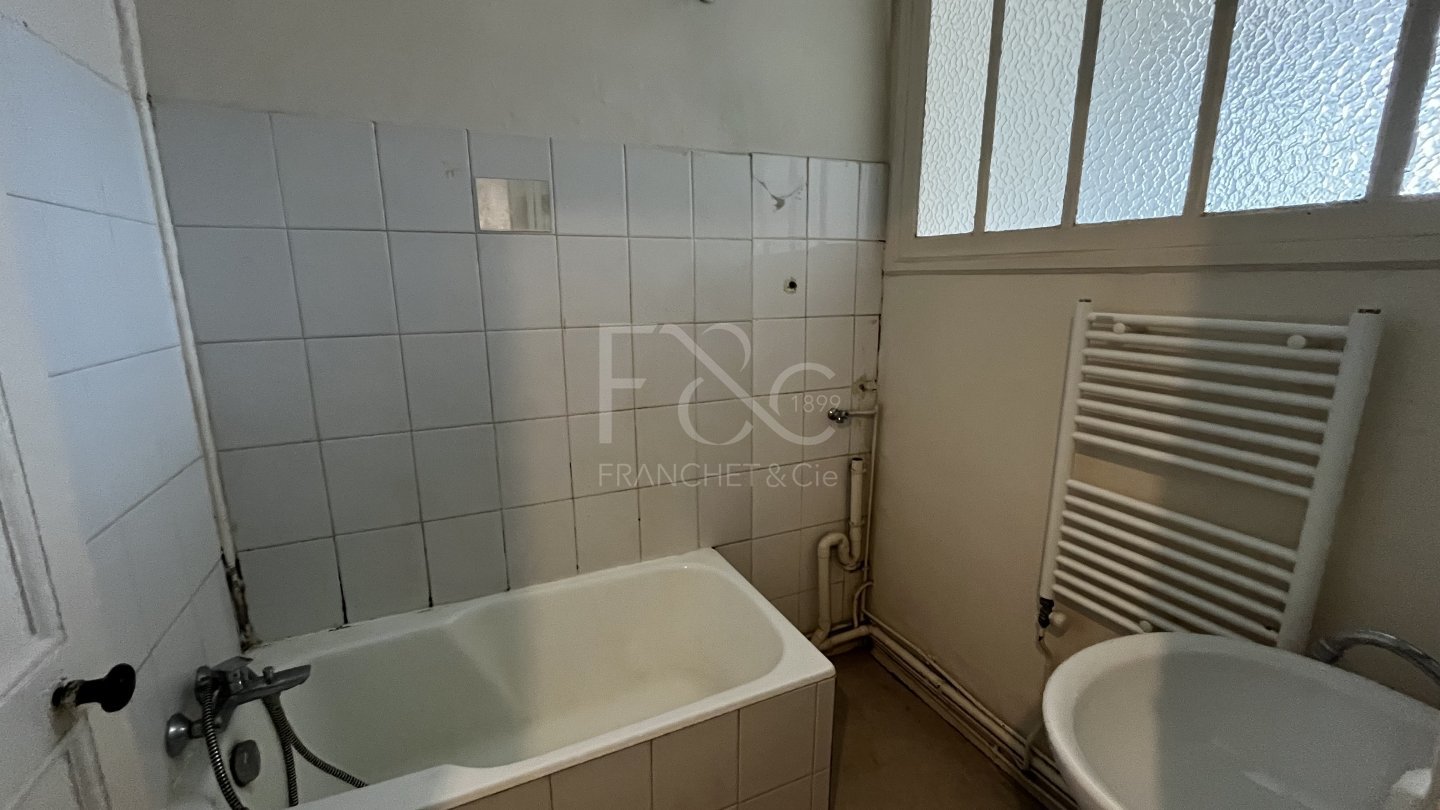 APPARTEMENT T3 A LOUER - LYON 7EME ARRONDISSEMENT - 72.85 m2 - 880€ charges comprises par mois