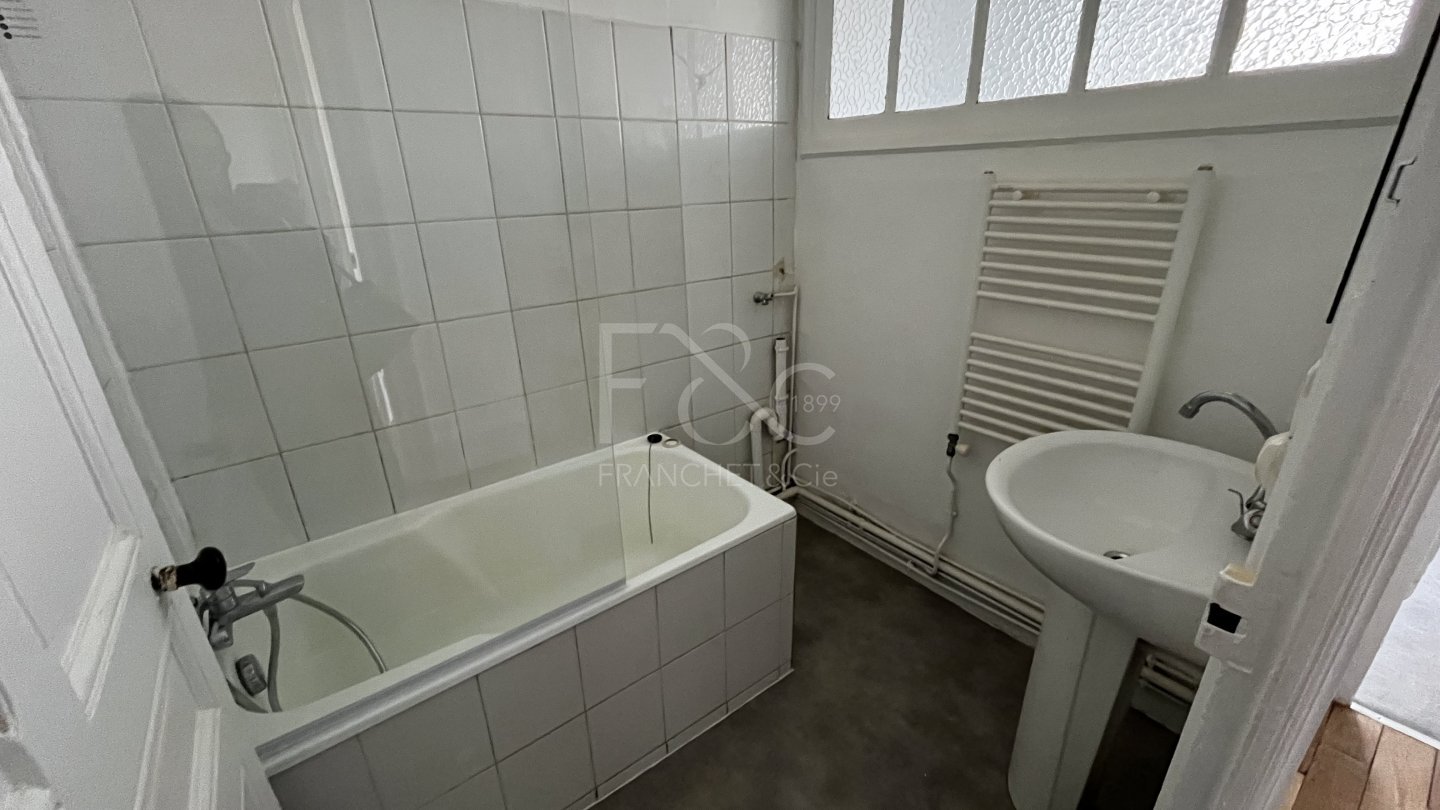 APPARTEMENT T3 A LOUER - LYON 7EME ARRONDISSEMENT - 72.85 m2 - 930�&euro; charges comprises par mois