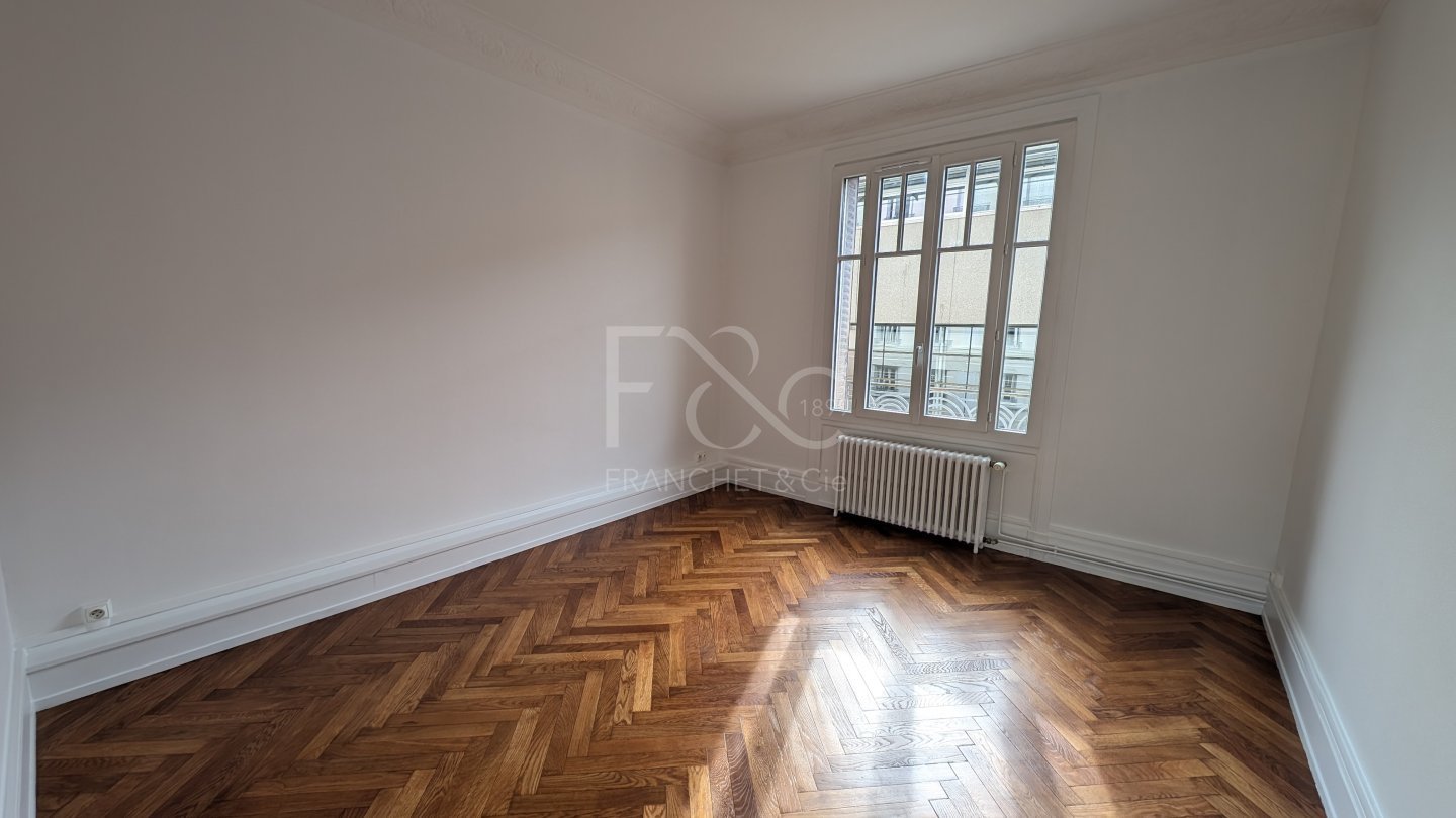APPARTEMENT T3 A LOUER - LYON 8EME ARRONDISSEMENT - 67.72 m2 - 990 &euro; charges comprises par mois