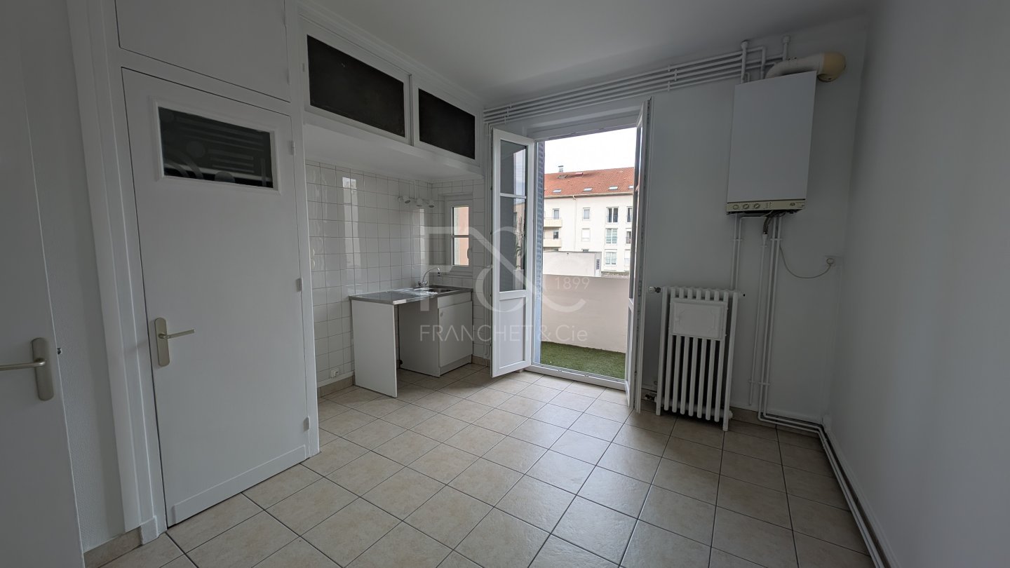 APPARTEMENT T3 A LOUER - LYON 8EME ARRONDISSEMENT - 67.72 m2 - 990 &euro; charges comprises par mois