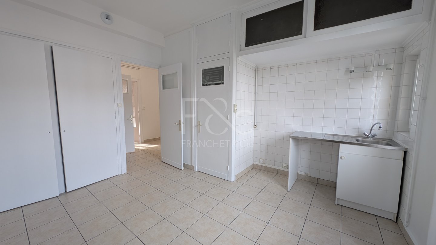 APPARTEMENT T3 A LOUER - LYON 8EME ARRONDISSEMENT - 67.72 m2 - 990 &euro; charges comprises par mois