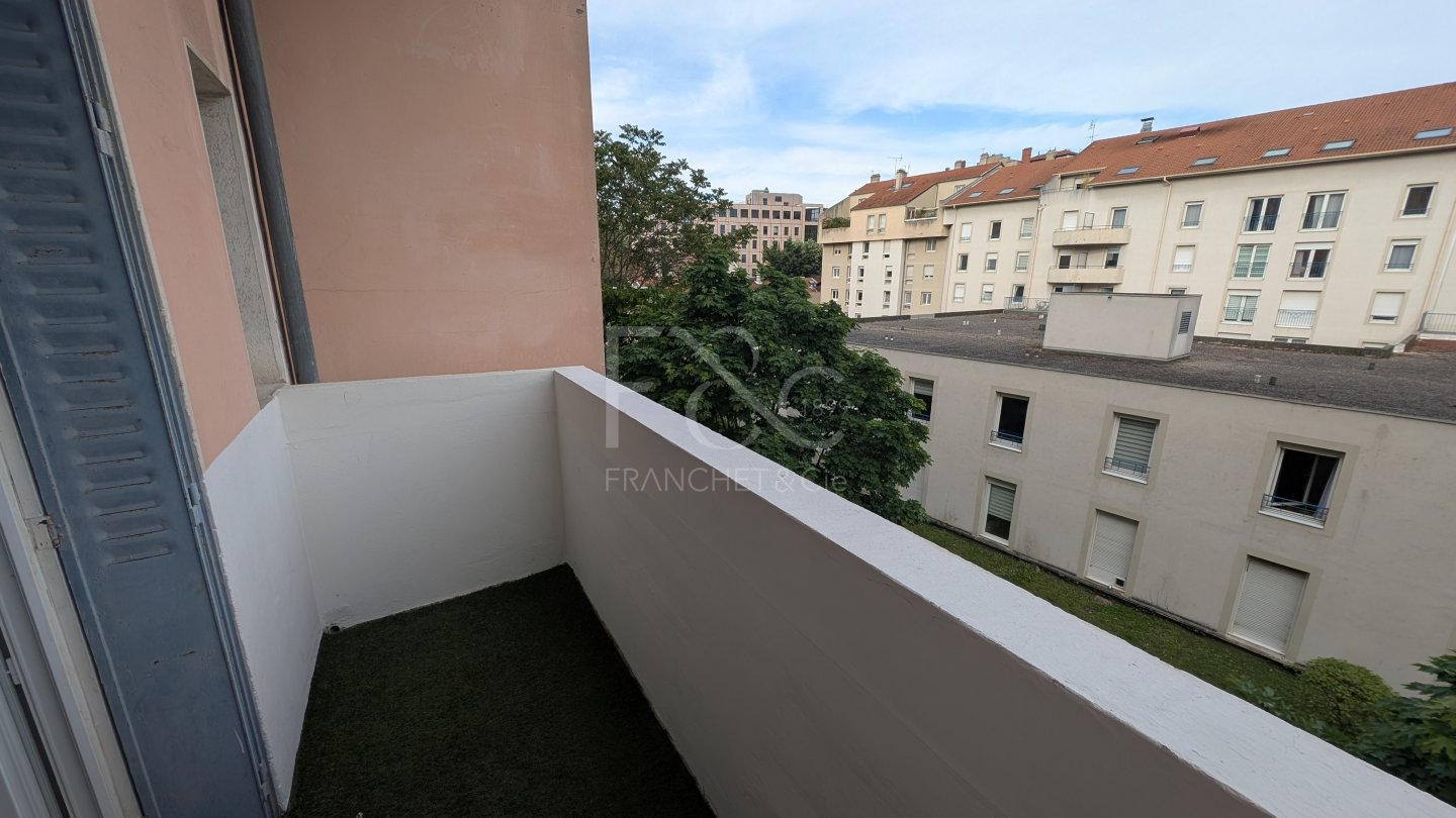 APPARTEMENT T3 A LOUER - LYON 8EME ARRONDISSEMENT - 67.72 m2 - 990 &euro; charges comprises par mois