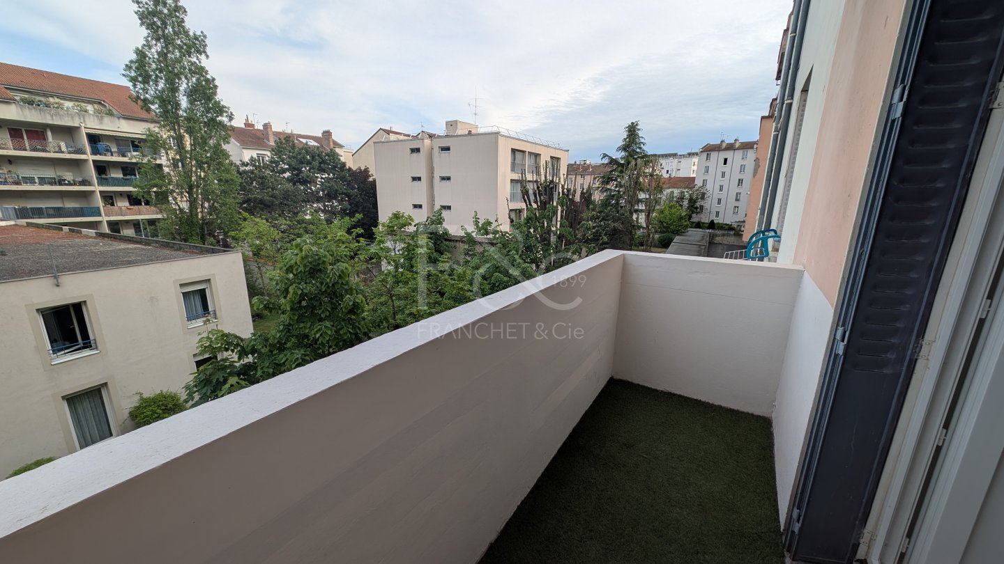 APPARTEMENT T3 A LOUER - LYON 8EME ARRONDISSEMENT - 67.72 m2 - 990 &euro; charges comprises par mois
