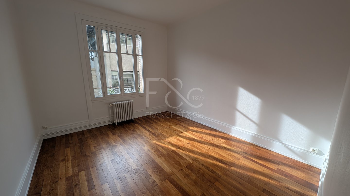 APPARTEMENT T3 A LOUER - LYON 8EME ARRONDISSEMENT - 67.72 m2 - 990 &euro; charges comprises par mois