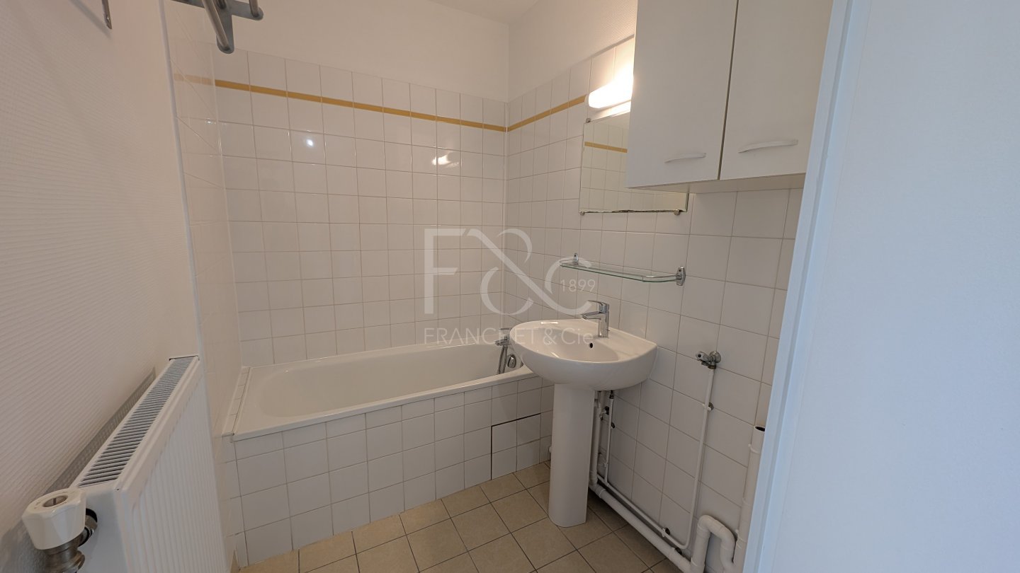 APPARTEMENT T3 A LOUER - LYON 8EME ARRONDISSEMENT - 67.72 m2 - 990 &euro; charges comprises par mois
