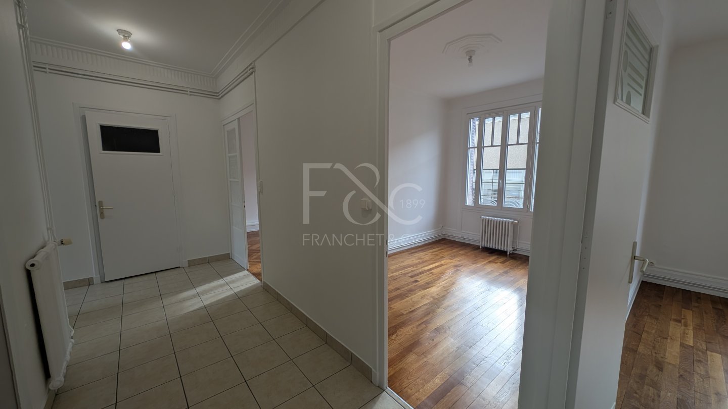 APPARTEMENT T3 A LOUER - LYON 8EME ARRONDISSEMENT - 67.72 m2 - 990 &euro; charges comprises par mois