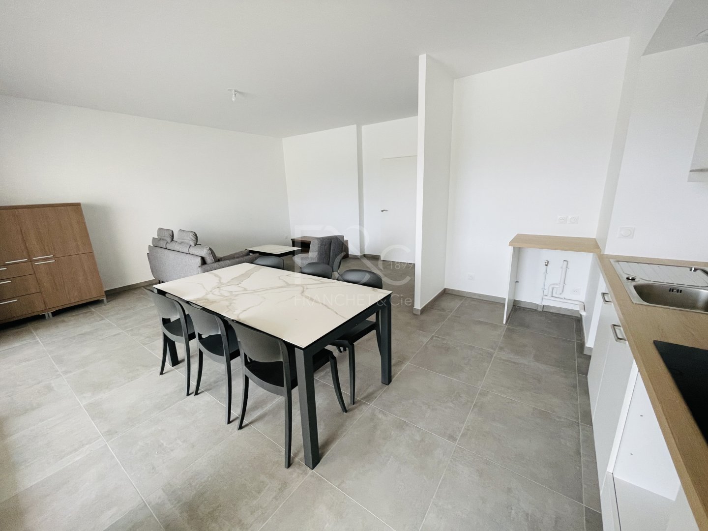 APPARTEMENT T3 A LOUER - ST CYR AU MONT D OR - 81.11 m2 - 1 700 &euro; charges comprises par mois