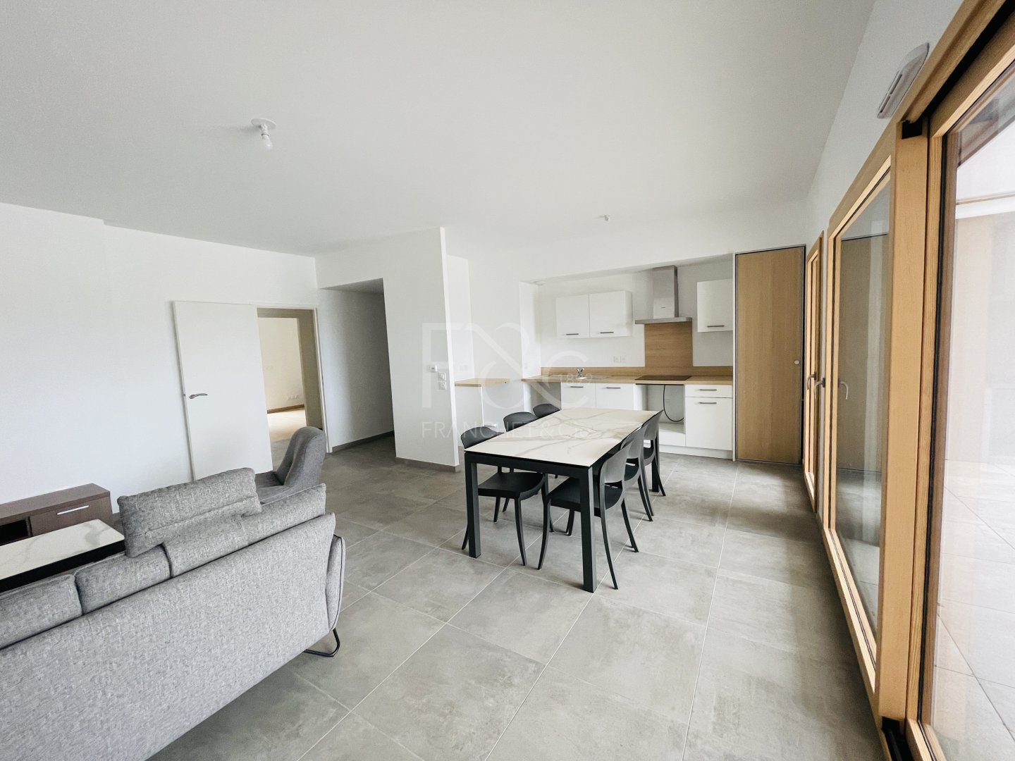 APPARTEMENT T3 A LOUER - ST CYR AU MONT D OR - 81.11 m2 - 1 700 &euro; charges comprises par mois