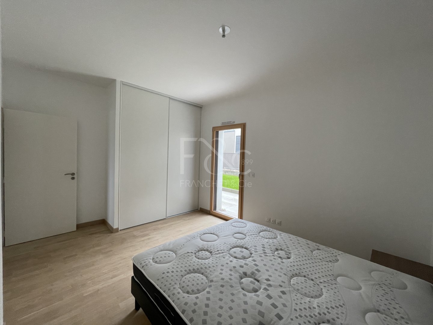 APPARTEMENT T3 A LOUER - ST CYR AU MONT D OR - 81.11 m2 - 1 700 &euro; charges comprises par mois