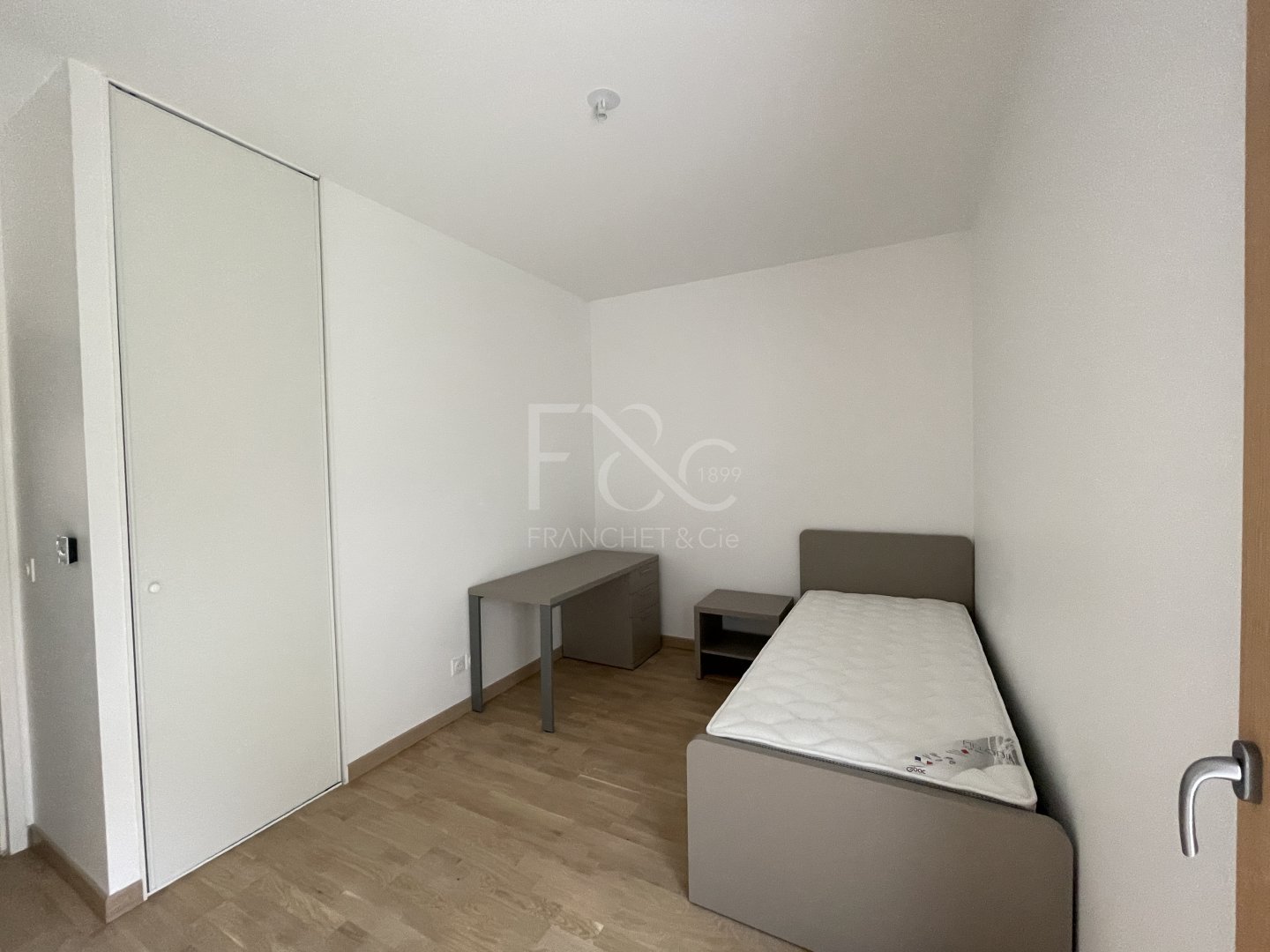 APPARTEMENT T3 A LOUER - ST CYR AU MONT D OR - 81.11 m2 - 1 700 &euro; charges comprises par mois