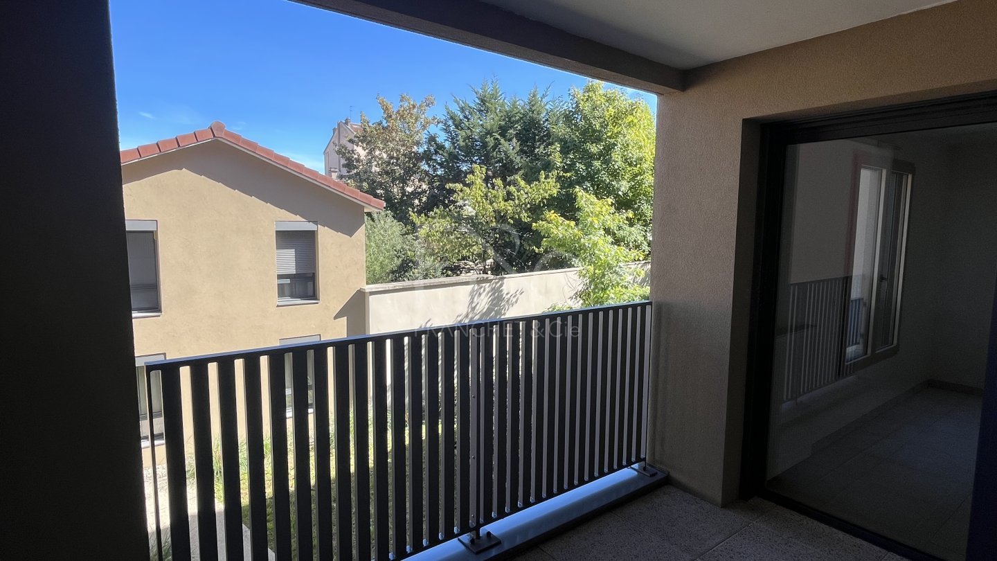 APPARTEMENT T3 A LOUER - TASSIN LA DEMI LUNE - 66.03 m2 - 922 &euro; charges comprises par mois