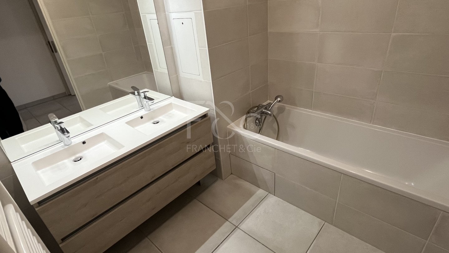 APPARTEMENT T3 A LOUER - TASSIN LA DEMI LUNE - 66.03 m2 - 922 &euro; charges comprises par mois