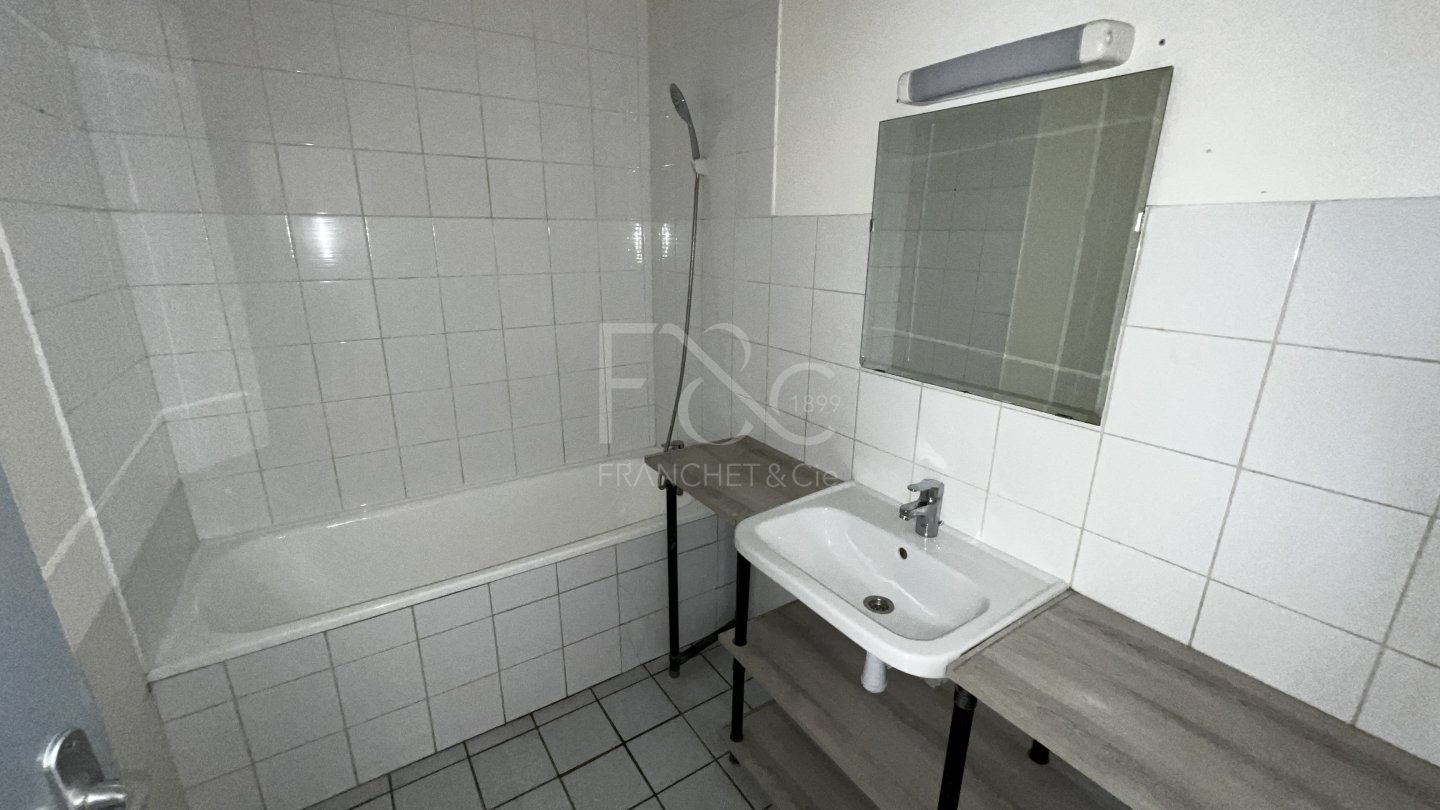 APPARTEMENT T3 A LOUER - VILLEURBANNE - 81.75 m2 - 1 090 &euro; charges comprises par mois