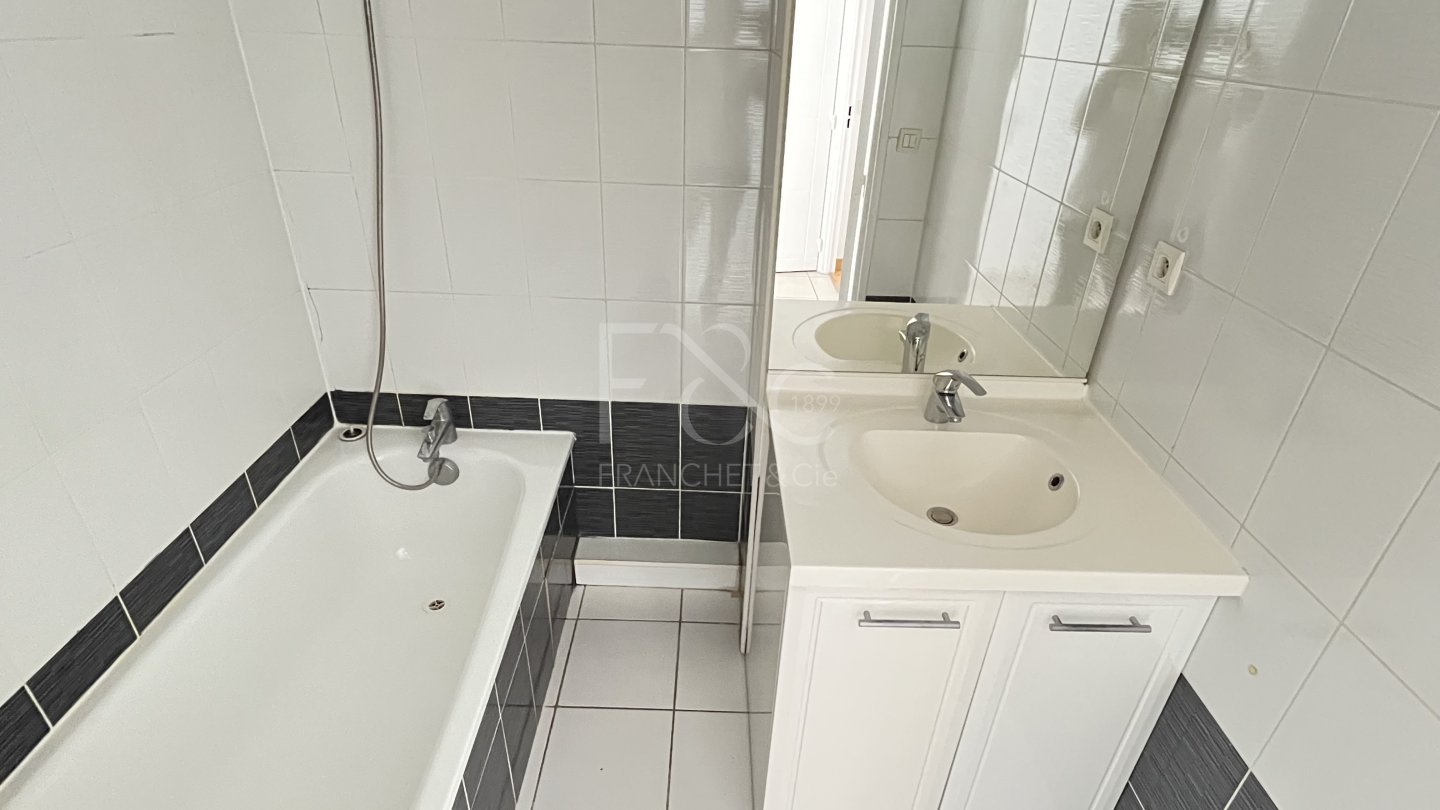 APPARTEMENT T3 A LOUER - VILLEURBANNE - 71.3 m2 - 1 190 &euro; charges comprises par mois