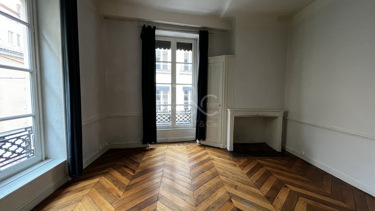 APPARTEMENT T4 A LOUER - LYON 2EME ARRONDISSEMENT - 77.56 m2 - 995 &euro; charges comprises par mois